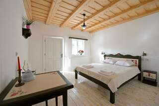 Отели типа «постель и завтрак» Cloasterf Haus Cloaşterf Стандартный двухместный номер с 1 кроватью-5