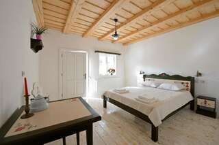 Отели типа «постель и завтрак» Cloasterf Haus Cloaşterf Стандартный двухместный номер с 1 кроватью-11